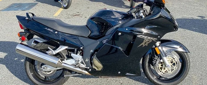 this-neat-2003-honda-cbr1100xx