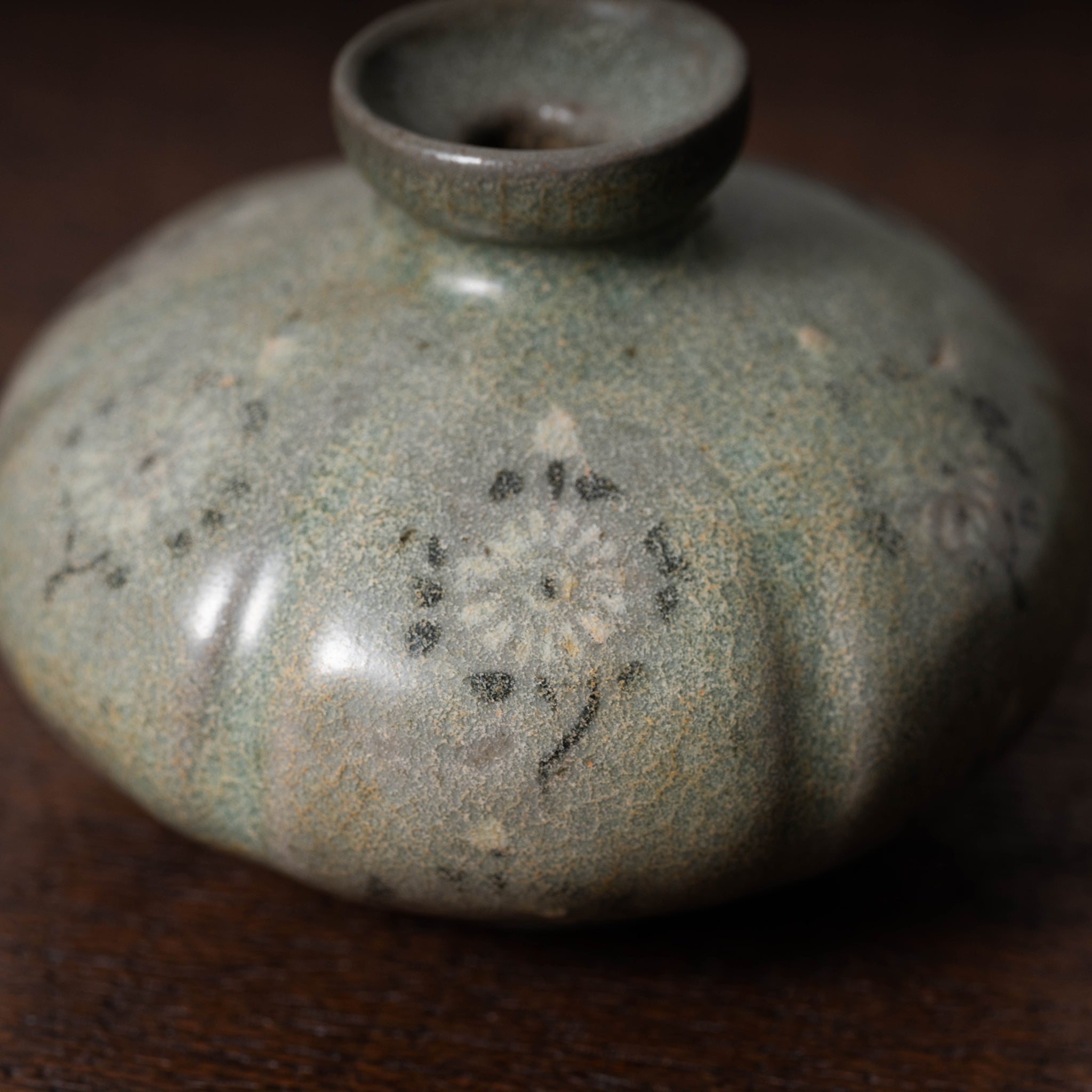 高麗 青磁象嵌菊花文油壺 – 燦禾 SANKA