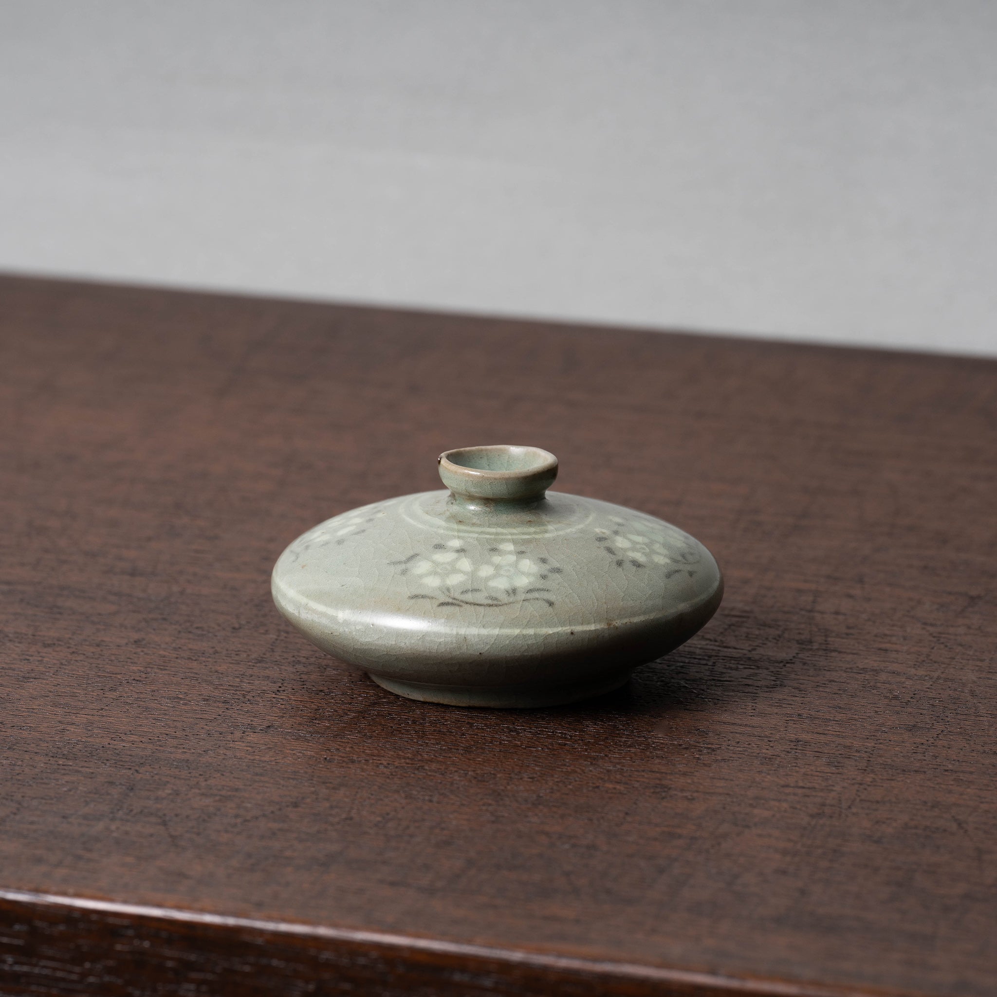 高麗 青磁象嵌牡丹紋油壺 – 燦禾 SANKA