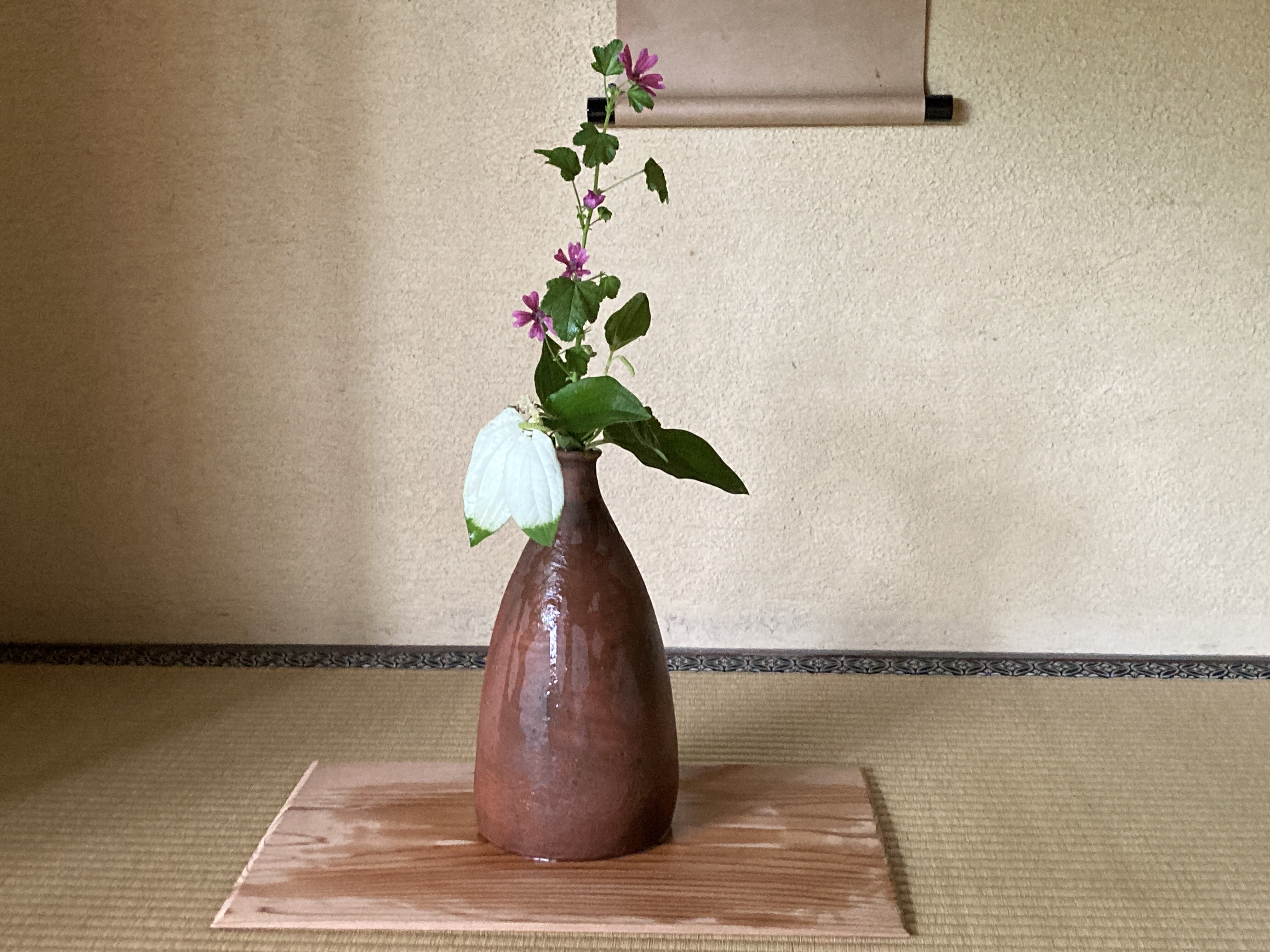 一器・一花・一菓 たっぷり濡らして花を 古備前の船徳利 土味と朴訥を