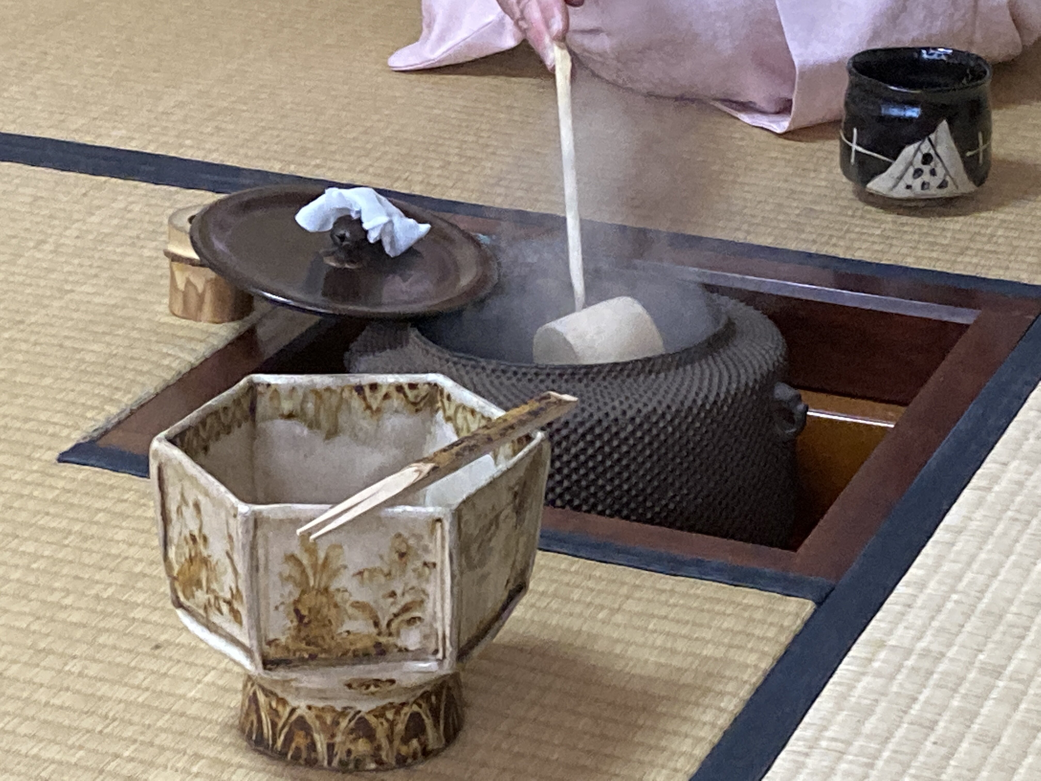 侘び茶に名古屋もの調和 宗徧流高山宗徳さん待望の懸け釜 中村公園