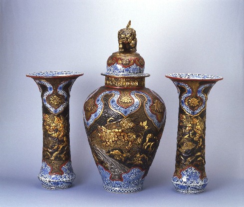 染付高蒔絵牡丹唐獅子文大壺・広口瓶｜佐賀県立 九州陶磁文化館