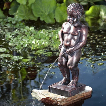 庭の装飾裸の男の子子供彫刻等身大ブロンズ男の子像のぞき見噴水