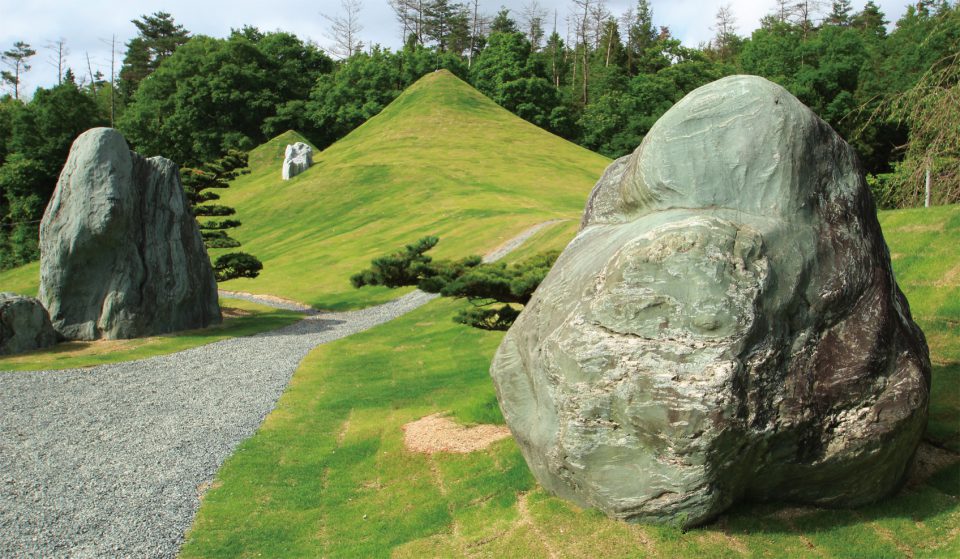 伊予青石二石 重量 左20トン 右15トン | 広島の日本庭園・自然石庭公園