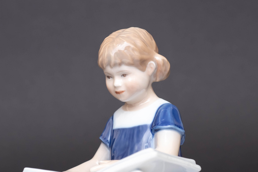ロイヤル・コペンハーゲン フィギュリン 読書する少女（エルサ）を