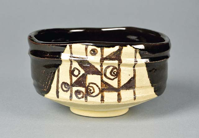 茶道具】 茶碗 黒織部 沓形 「わらや」写 *佐々木二郎* 織部焼*五島美術館