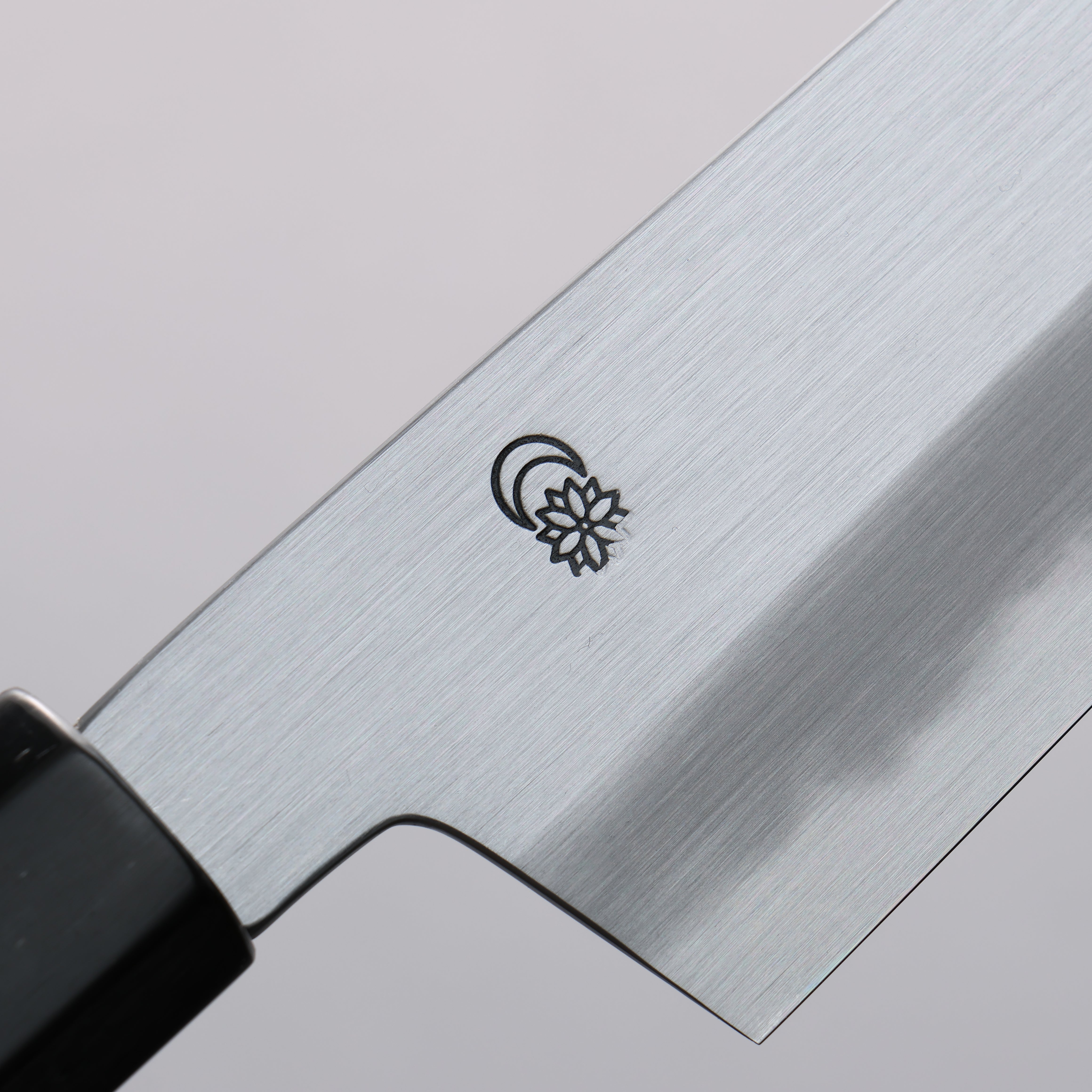 菊月 白ニ鋼 霞研 切付三徳包丁 180mm 朴柄 – 清助刃物 Japan
