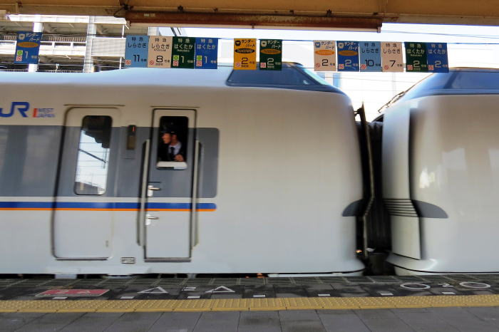列車乗車口案内板