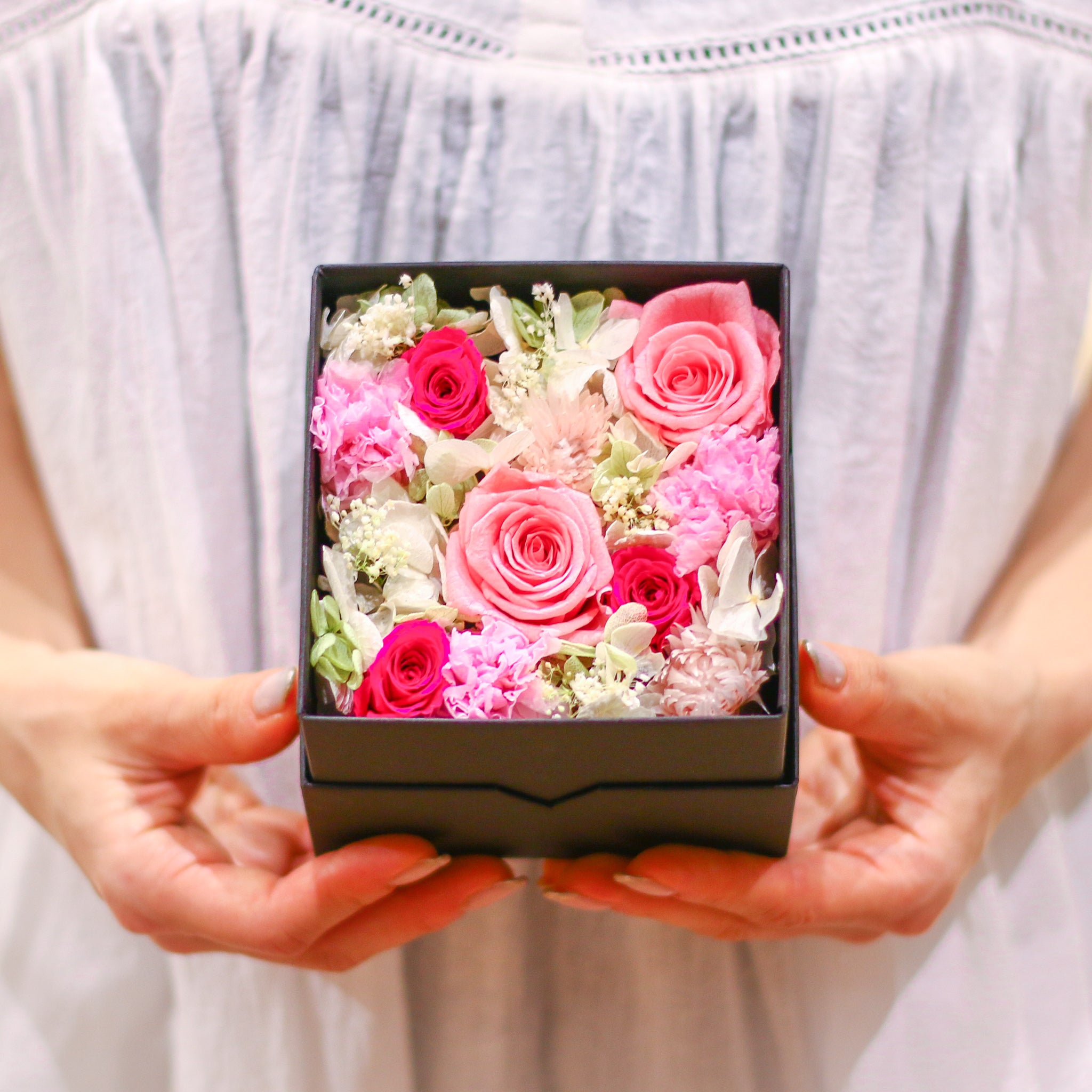 SNSやテレビで話題！ギフトに大人気の永遠に咲き続けるお花「FLOWERiUM