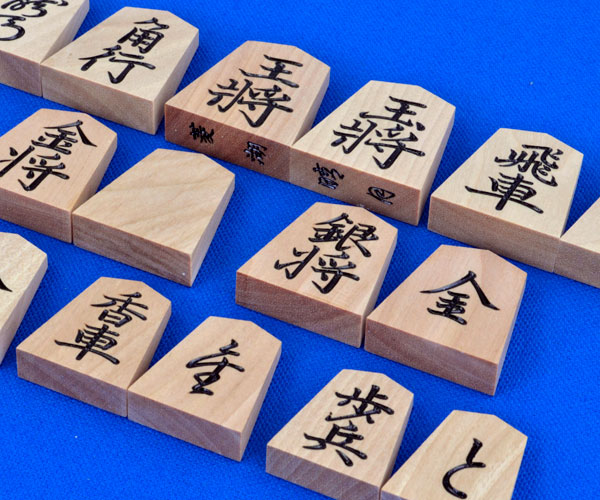 楽天市場】将棋駒 黄楊特上彫駒 錦旗書 駒箱付き ※指し味を楽しめる駒