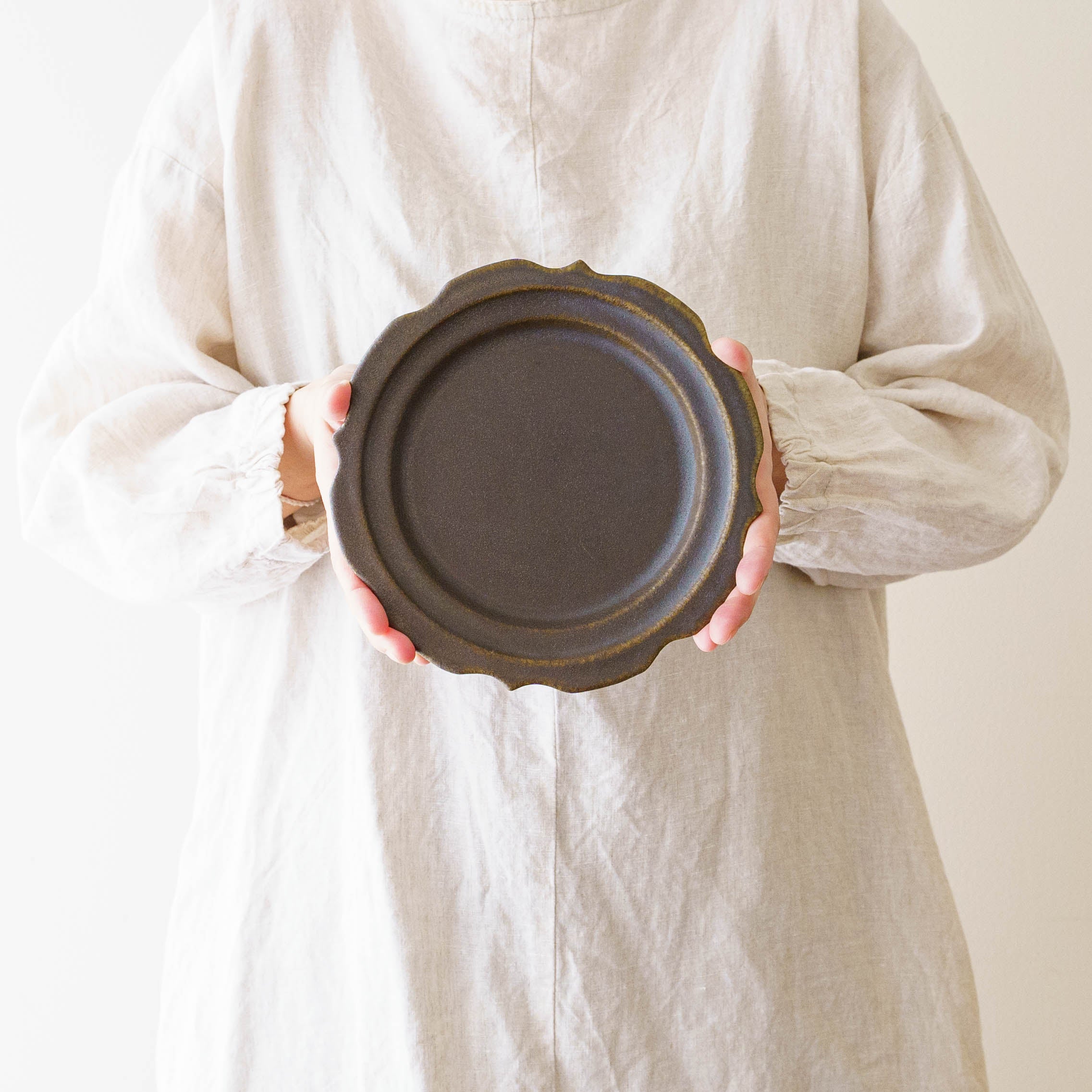 古谷製陶所 古谷浩一 サビ釉 彫刻皿6寸｜和食器通販 四季折折 – 四季折