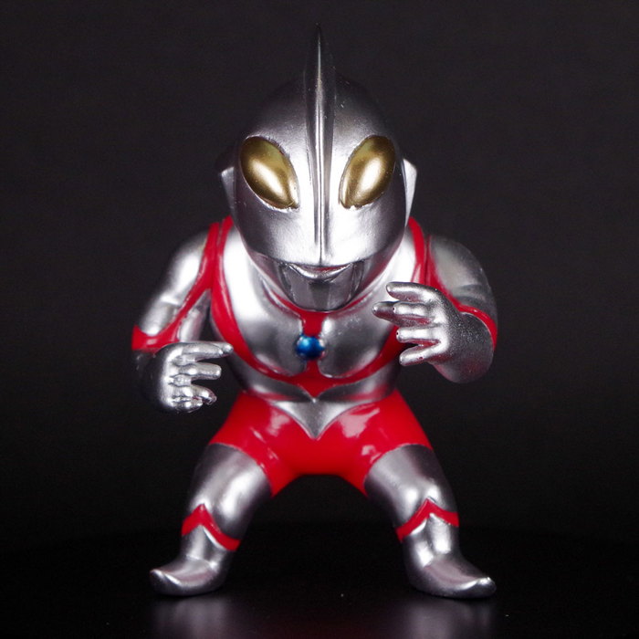 シカルナ・工房製「ウルトラマン」「ウルトラセブン」が墓場の画廊に