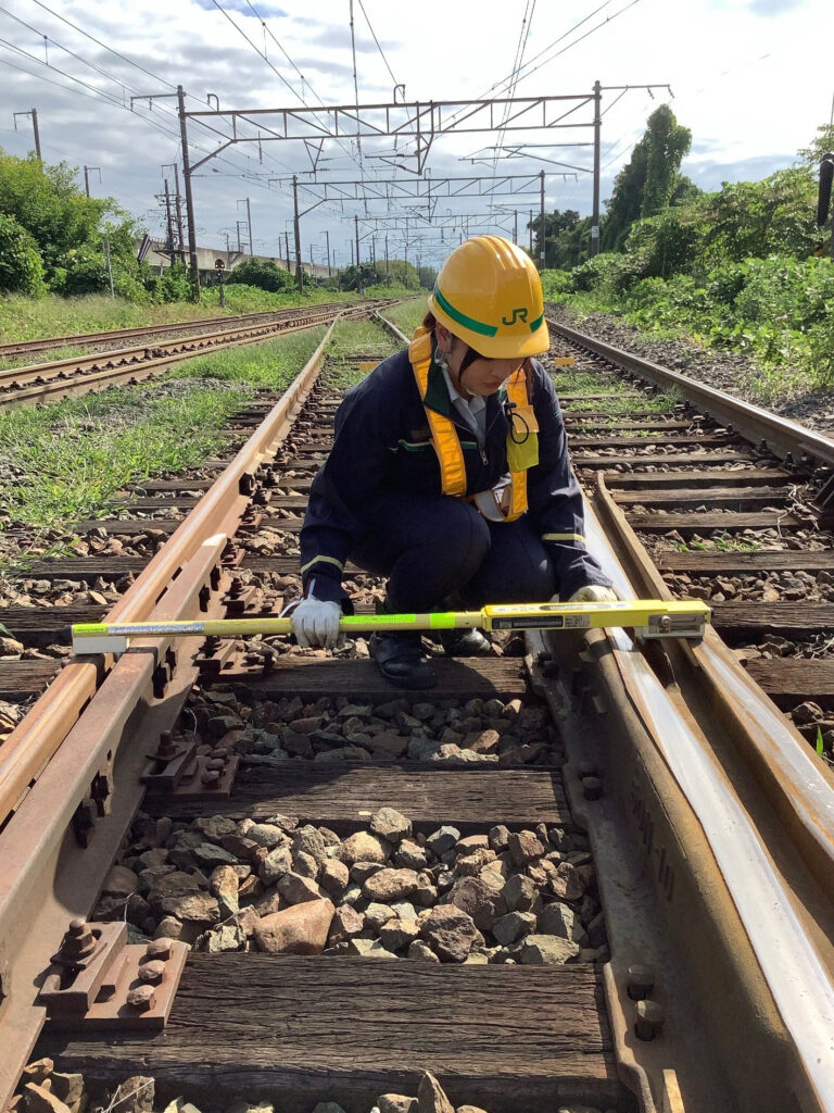 文系女子が飛び込んだ「保線の世界」を大公開！-【岩手県公式】就活