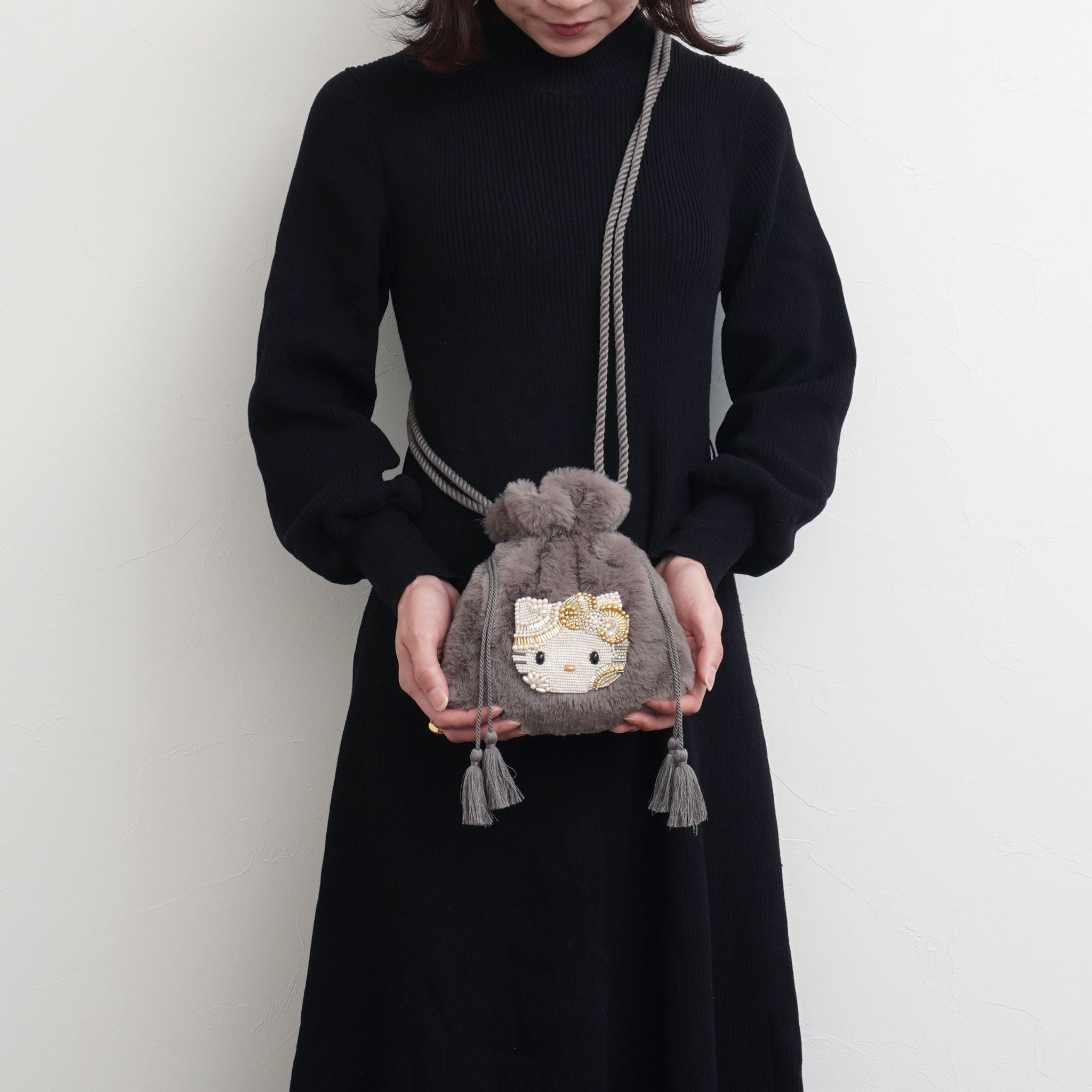 ハローキティ ビーズ刺繍 ファー 巾着バッグ【直営店限定】 – MAYGLOBE