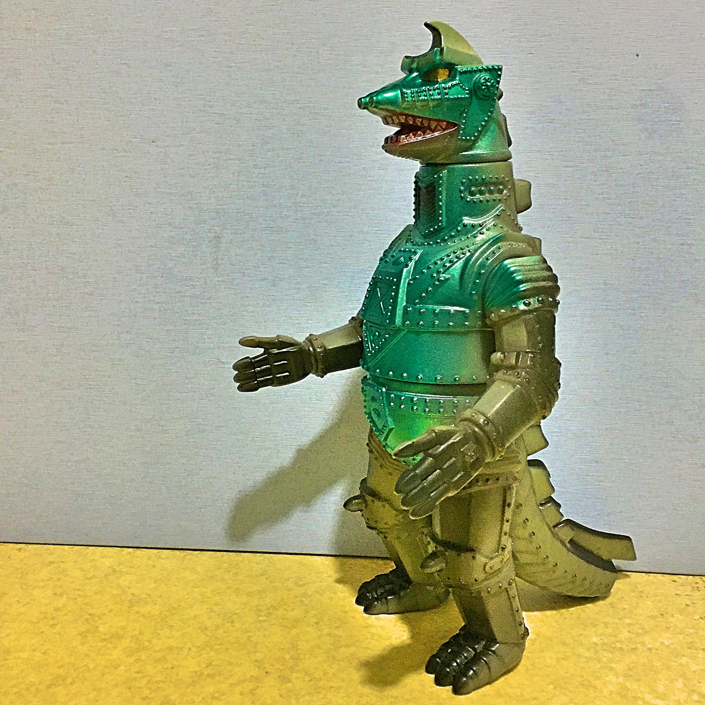 蓄光ソフビを染めて塗装したら光るのか？～マルサン450シリーズ 蓄光
