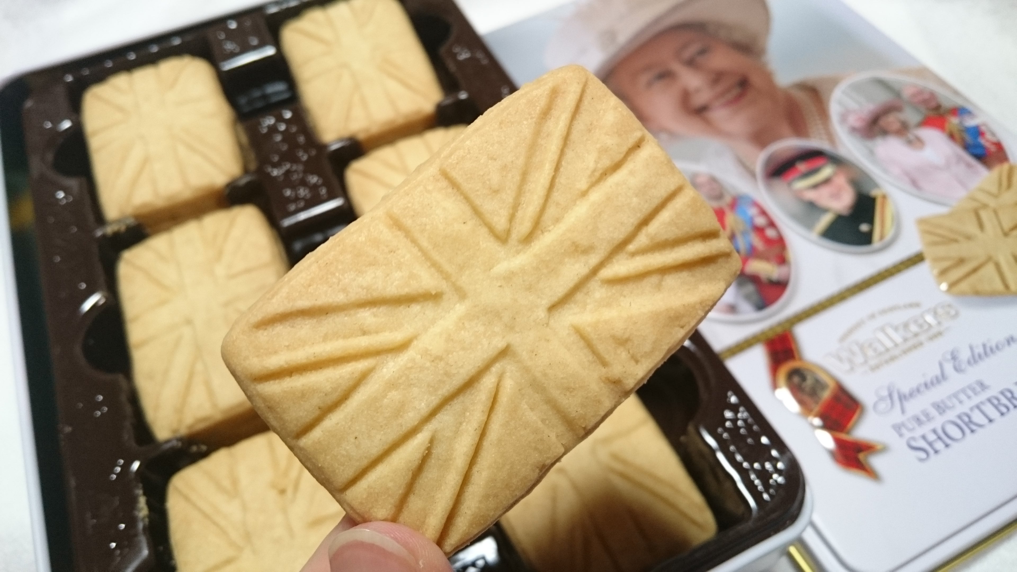 エリザベス女王のクッキー缶 | 甘辛カフェ