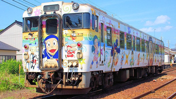 JR西日本・氷見線とキハ40 2084「忍者ハットリくん」の新ラッピング