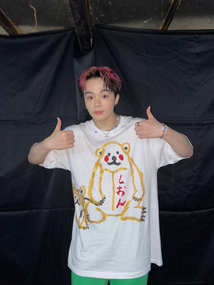 JO1☆公式ツイ☆鶴房汐恩☆“はい、鶴房汐恩作の クマとチワワTシャツ