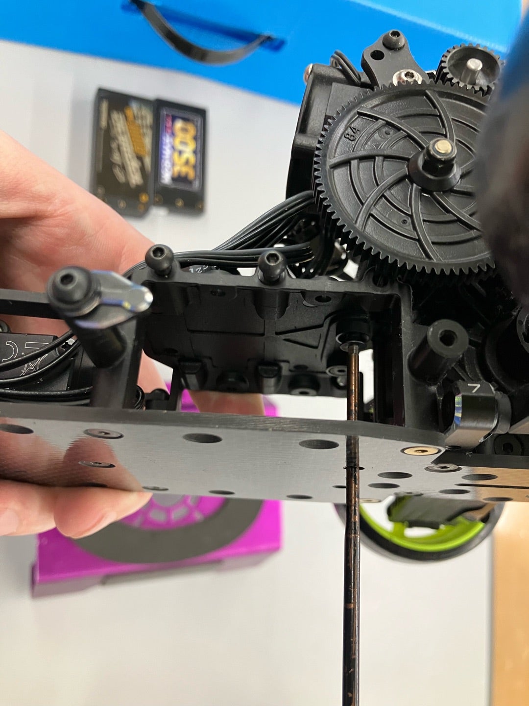 RC】”RDX用真鍮製HWトラクショントップデッキ(マットブラック)新発売