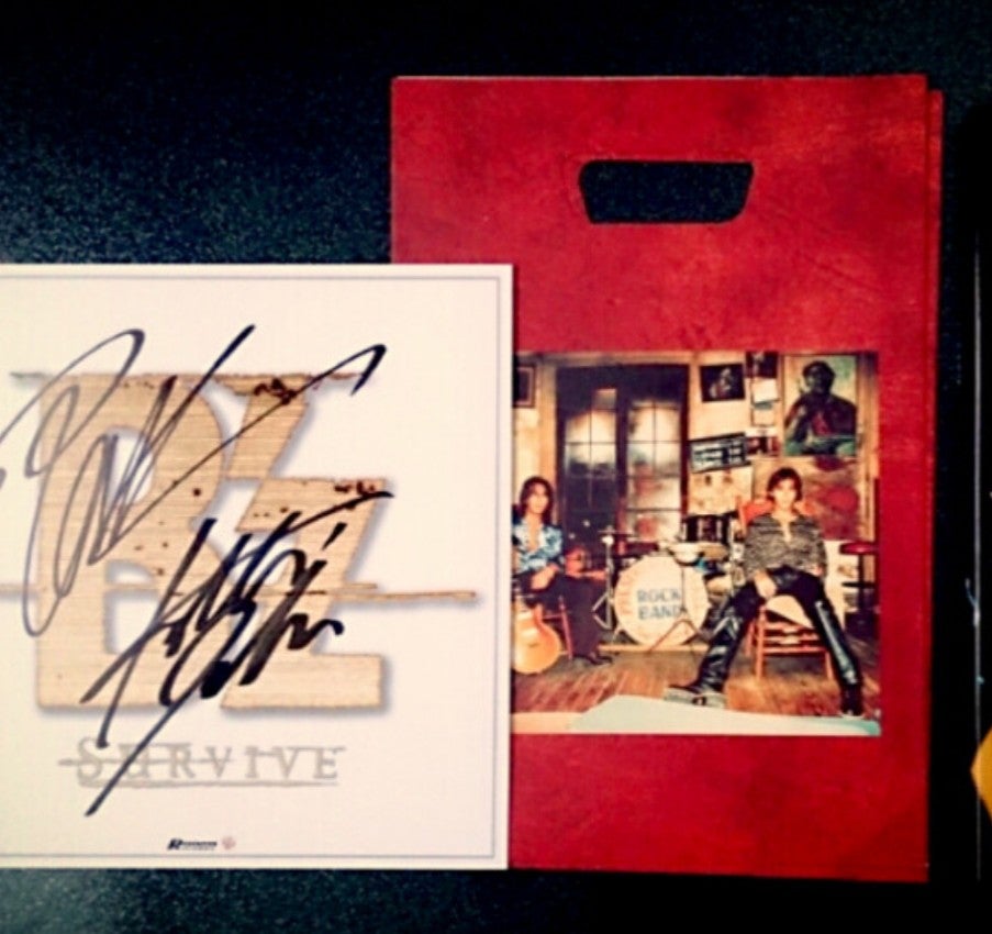 B'zのサイン昔のと最新のサインは紅白で | とまみーのB'z MANIA☆JAM