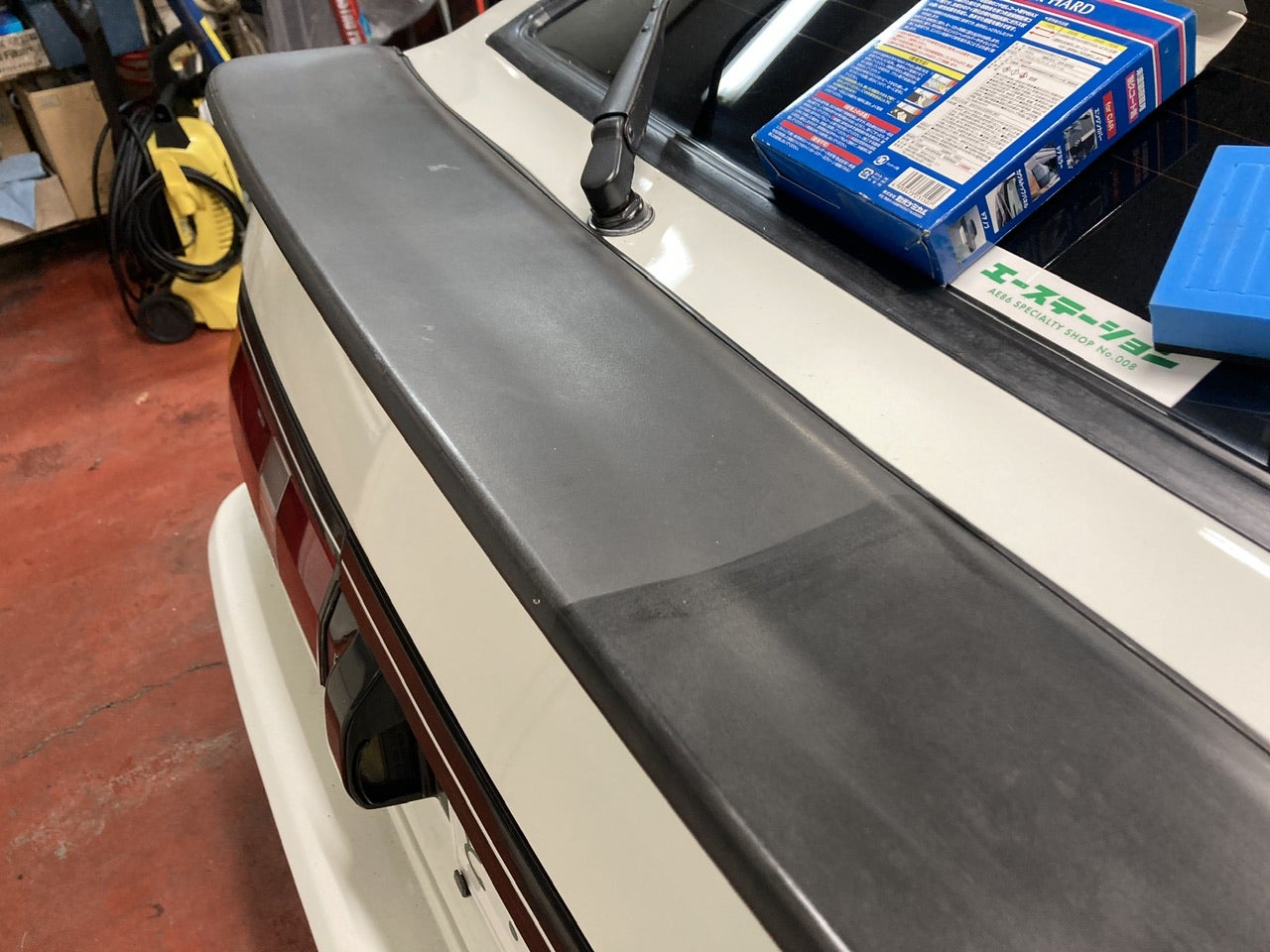 AE86 デッドストック3ドア用純正リアスポイラー 取り付け | エー