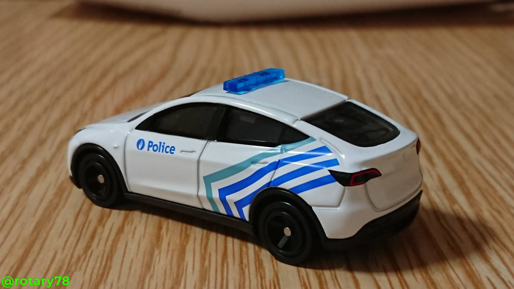 トミカ AEON テスラ モデルY ベルギー警察パトロールカーデザイン仕様