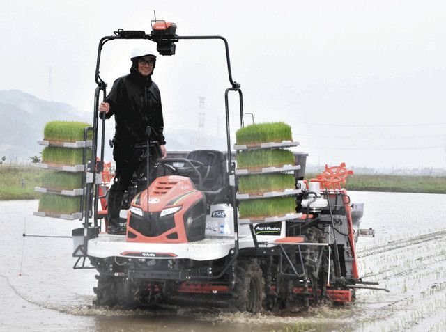 最新田植え機で労力減 GPS活用 自動運転／苗補充するだけ ：北陸中