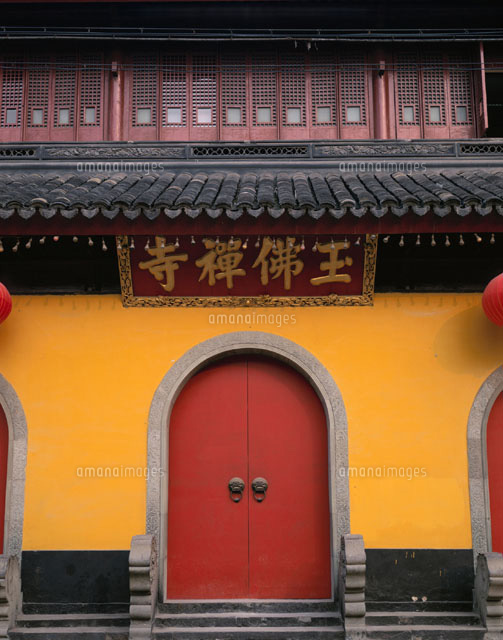 玉仏寺の赤い扉と黄色い壁 上海 中国[01983001661]の写真・イラスト