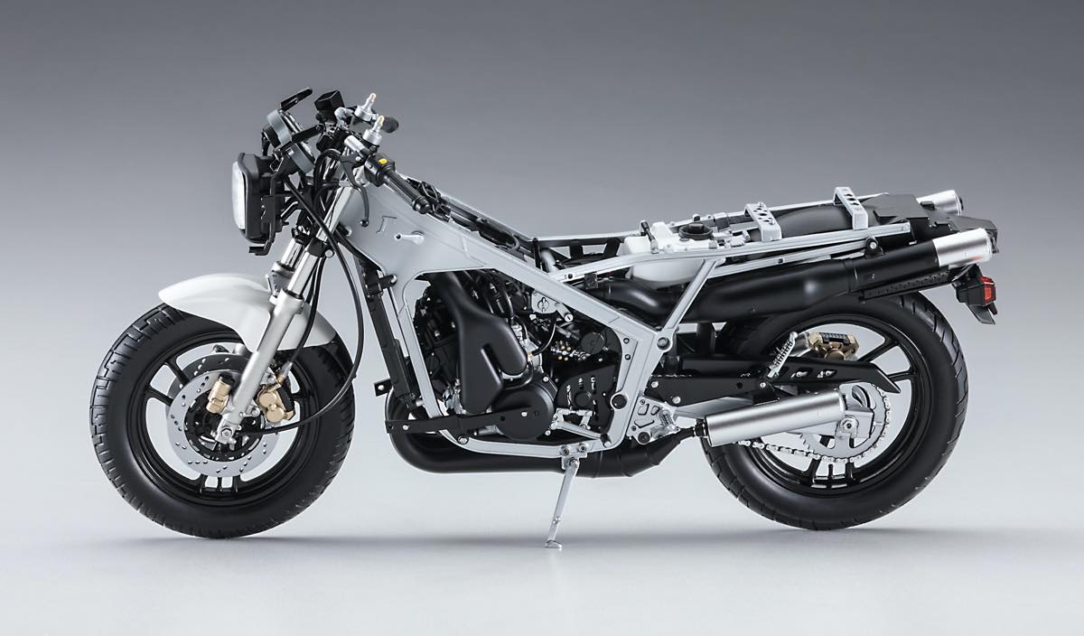 実車取材で限りなく再現！超リアルなスズキの「RG400Γ」 | GoodsPress