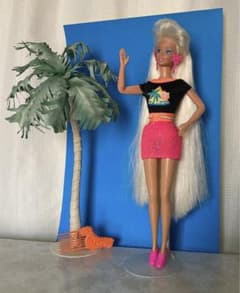 バービー Glitter Hair Barbie 1993 ヤシの木、スタンド付 - メルカリ
