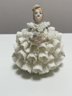アイリッシュドレスデンの花を持つレースドール Grace（白薔薇