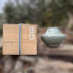 三田青磁 浮牡丹文様花瓶 陽刻 【共箱】 - メルカリ