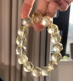 淡い黄色のアクリルビーズブレスレット - メルカリ