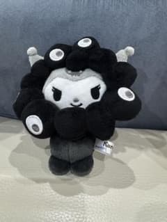 黒ミャクミャク なりきり ぬいぐるみ）カラビナ付き サンリオ クロミ
