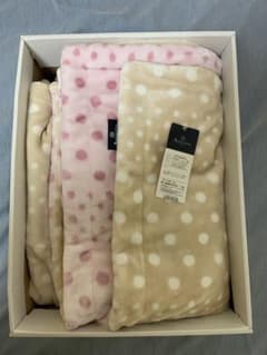 西川 アクアスキュータム ドット柄リバーシブル毛布 - メルカリ