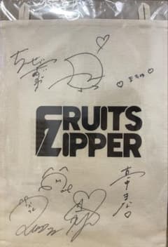 I*i様 【全員サイン入り】FRUITSZIPPER ファブリックポスター - メルカリ
