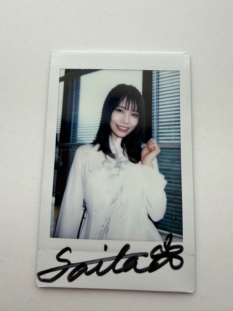 チャイナドレス 河北彩伽 河北彩花 直筆サイン入り チェキ 2番 - メルカリ