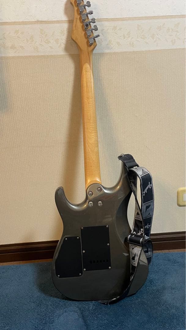 グレーエレキギター fenderギターストラップ付き（値段交渉受け付け