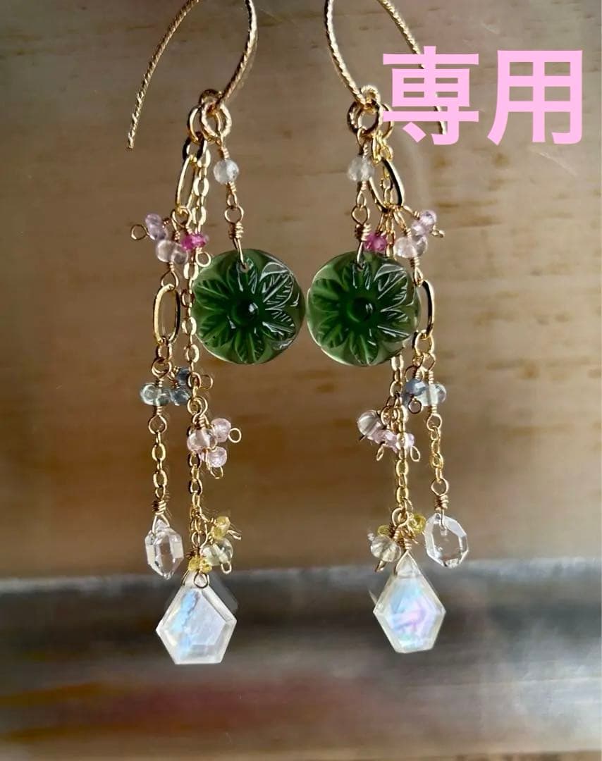 のんたん様 マザーオブパール×水晶 カービングピアス