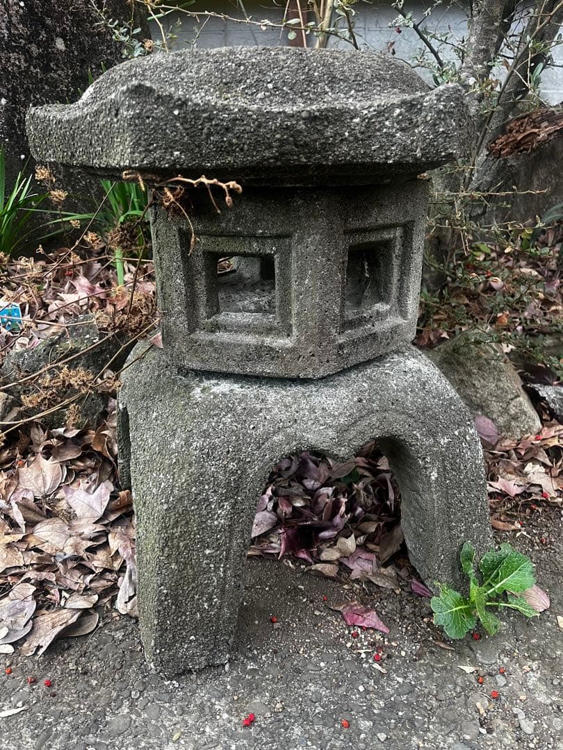 雪見灯篭 来待石製、古代六角雪見灯篭（1尺）| Ancient Hexagonal Yukimi Lantern