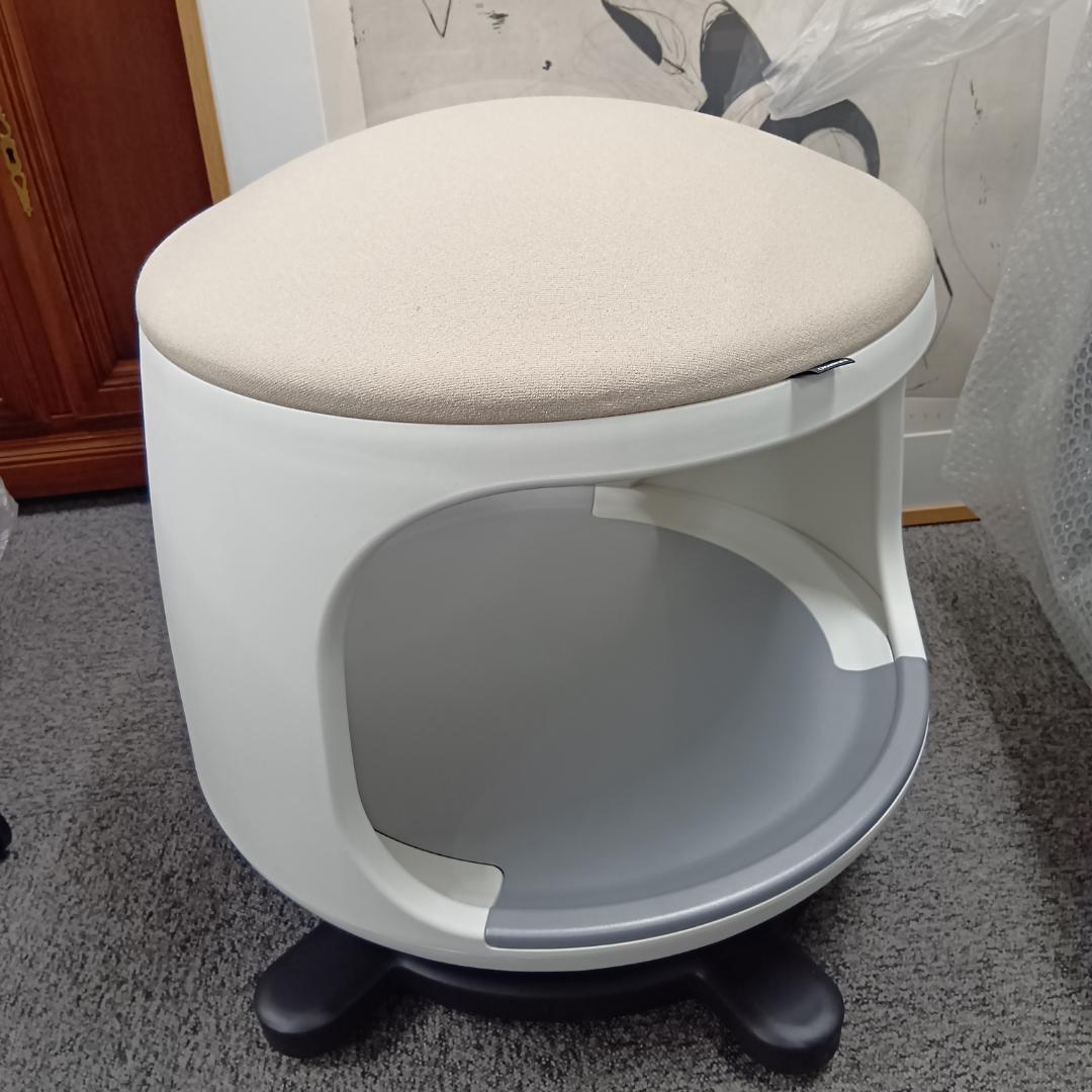 【展示品2025年製】オカムラ　スツール　クレイドル　キャスター付　荷物置き 株式会社 オカムラ｜企業情報｜クレイドル開発ストーリー