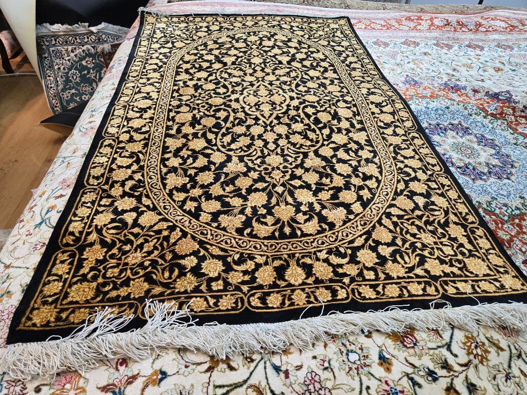 黒と金の花柄ペルシャ絨毯100%手織りシルク クム産サイズ:120cm×78xm 高級ペルシャ絨毯クム産シルク100％ ジャディ工房 123×78cm（FN-10039