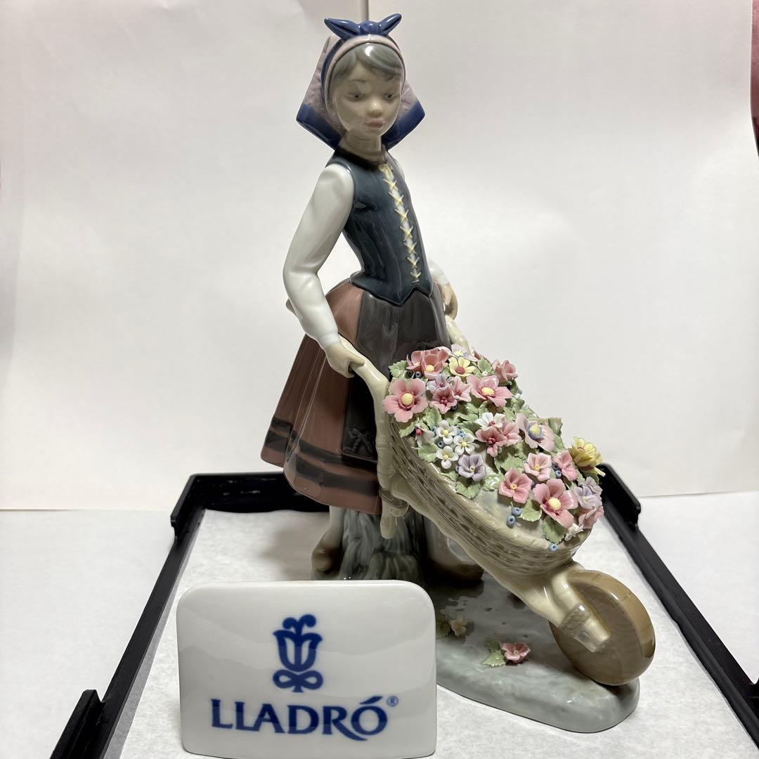 LLADRO ドール/外箱なし・ディスプレイ用ケース同封/花の入った車を押す