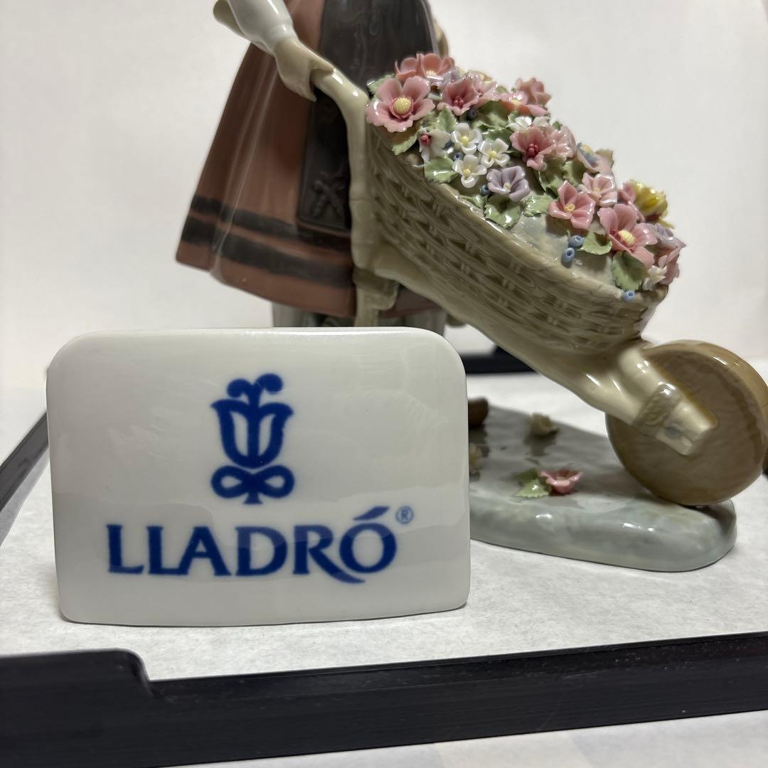 LLADRO ドール/外箱なし・ディスプレイ用ケース同封/花の入った車を押す