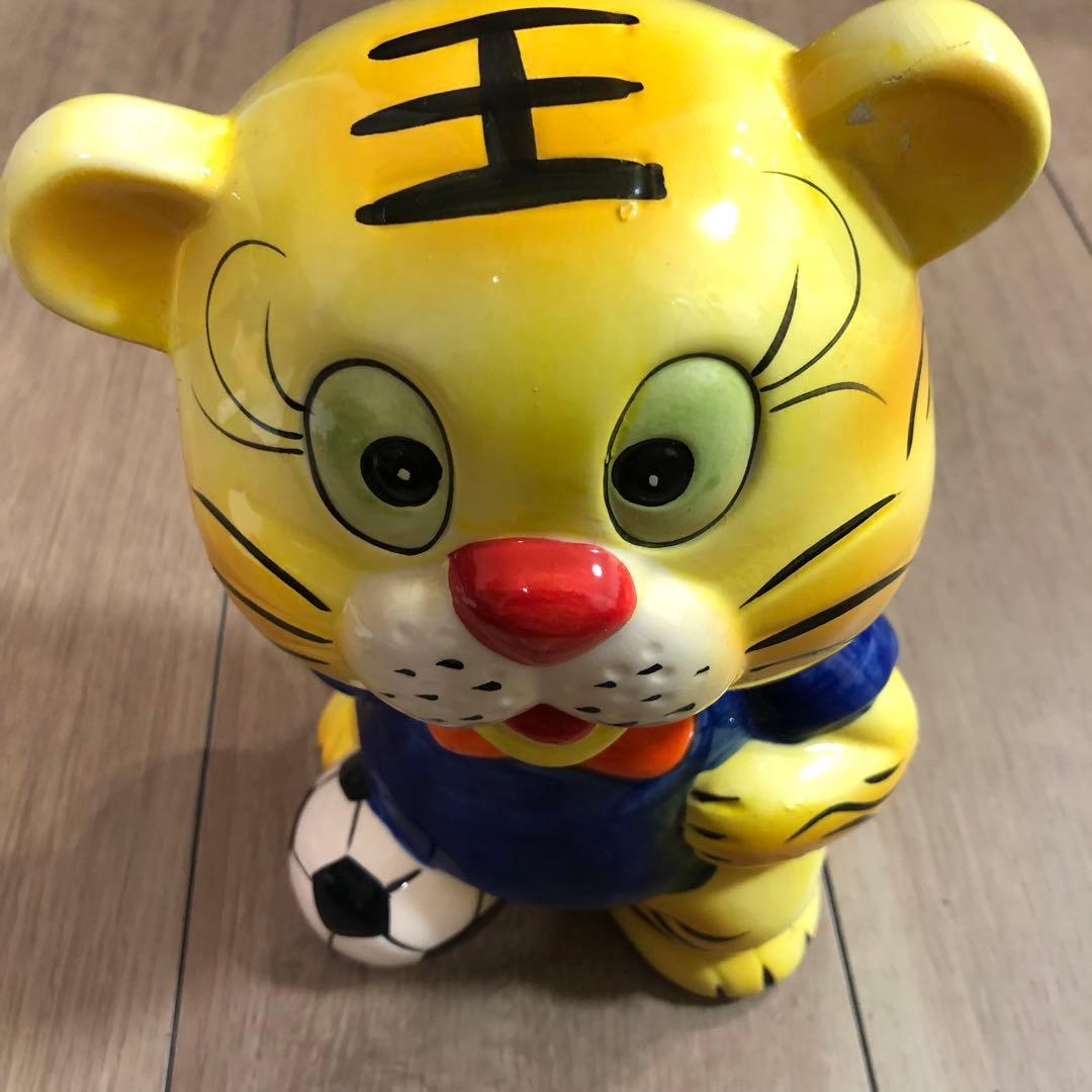 昭和レトロ】JA 貯金箱 トラ サッカー 陶器 置物 当時物 希少 - メルカリ