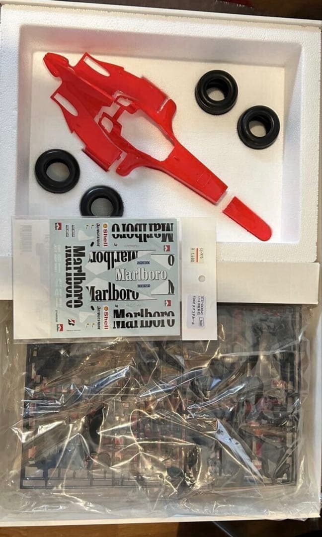 Revell 1/12フェラーリ Ferrari F2002 タバコデカール付き - メルカリ