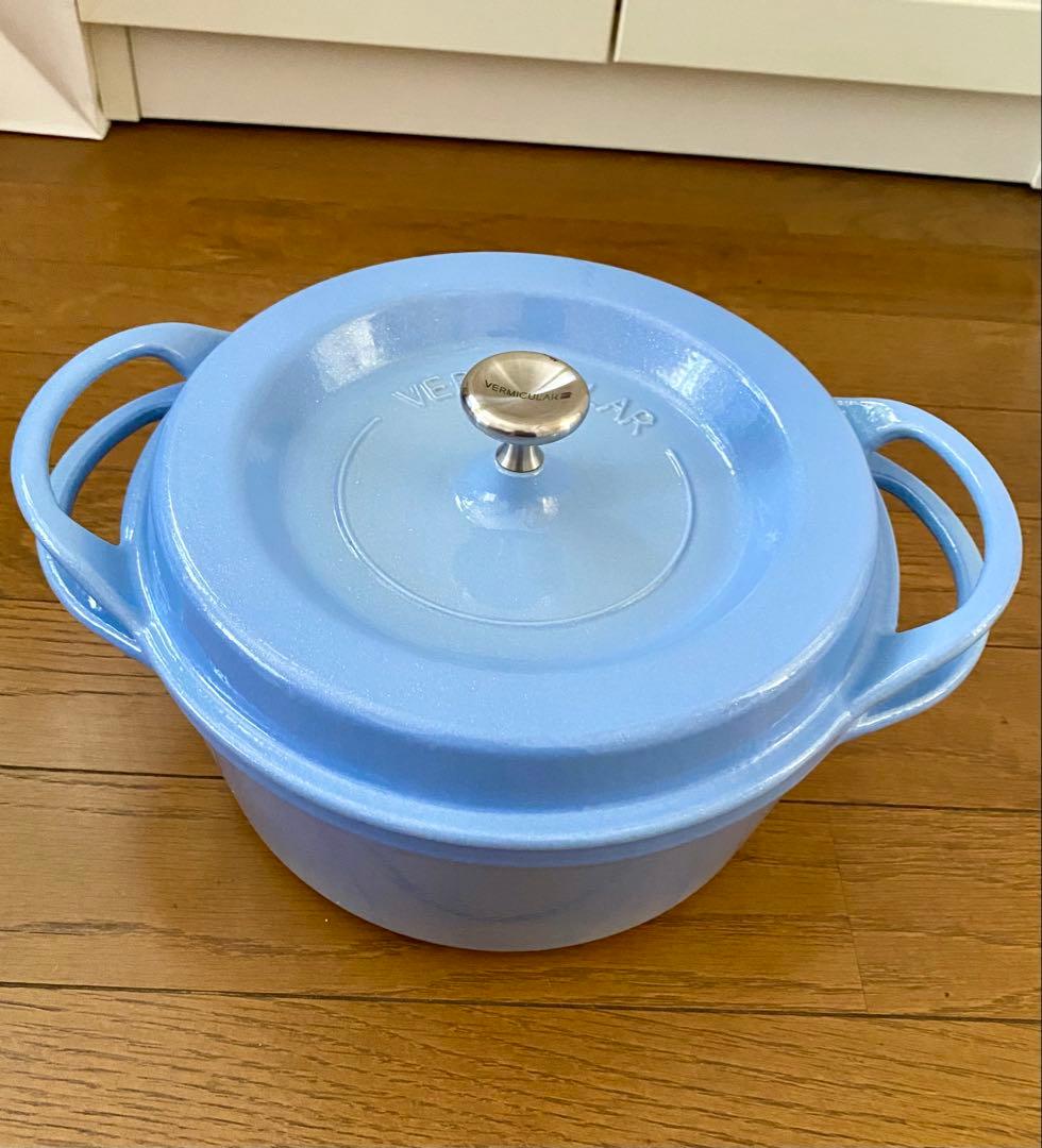 バーミキュラ　22cm 水色　 パールホーロー加工　無水調理鍋 Amazon｜バーミキュラ 鋳物ホーロー鍋 22cm パールピンク 無水調理