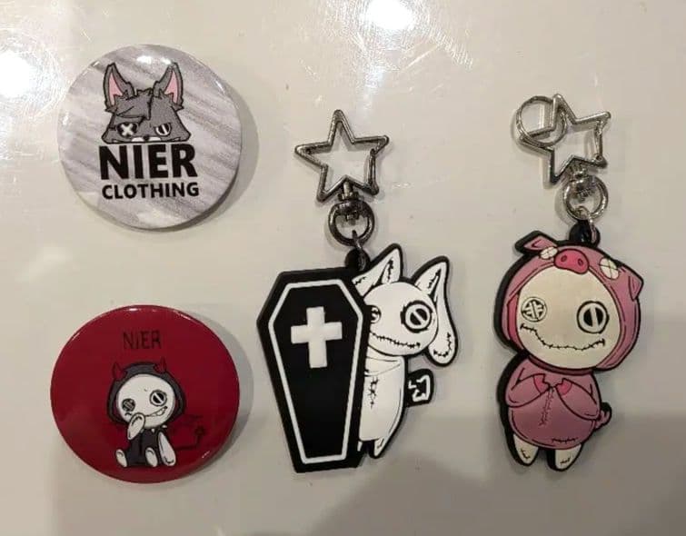 NieR ラバーストラップ 缶バッチ - メルカリ