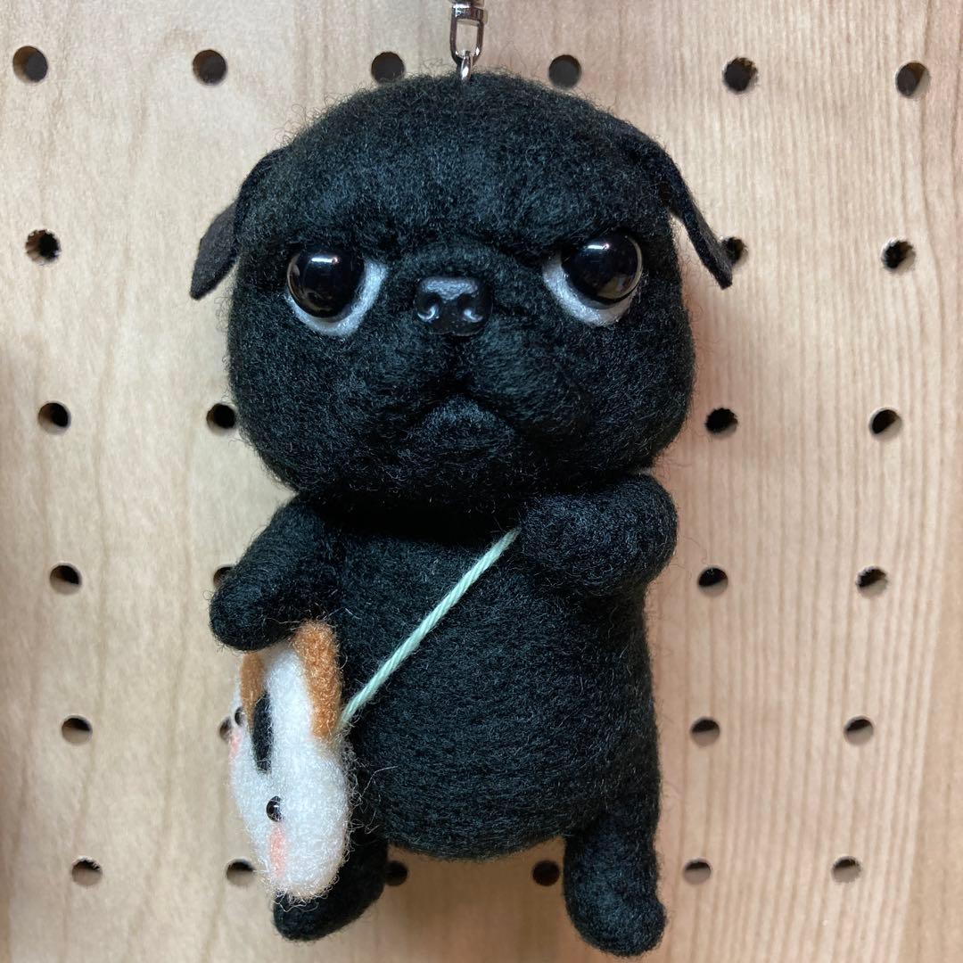 羊毛フェルト黒パグちゃんキーホルダーハンドメイド - メルカリ
