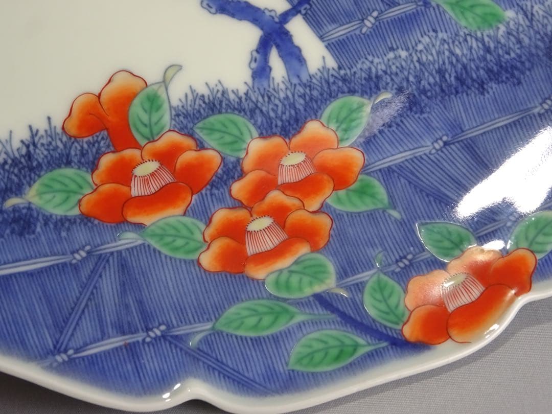 名工 十二代 今泉今右衛門 色鍋島 柴垣椿絵 額皿 飾皿 輪花形 大皿 九